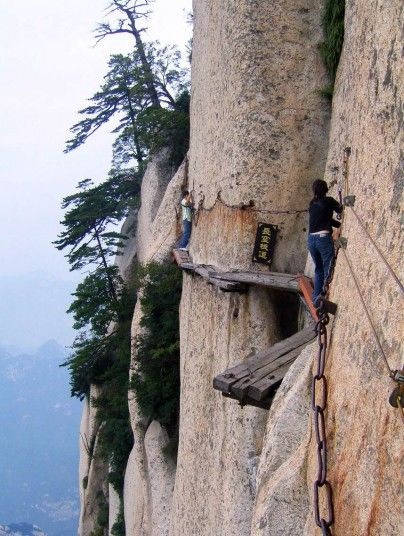 Thót tim cung đường chênh vênh trên vách đá - 2 Con đường này cao hàng nghìn mét so với mặt đất.