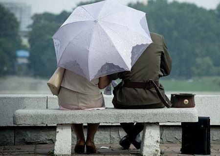 Một cảnh tượng lãng mạn hiếm thấy tại Triều Tiên.