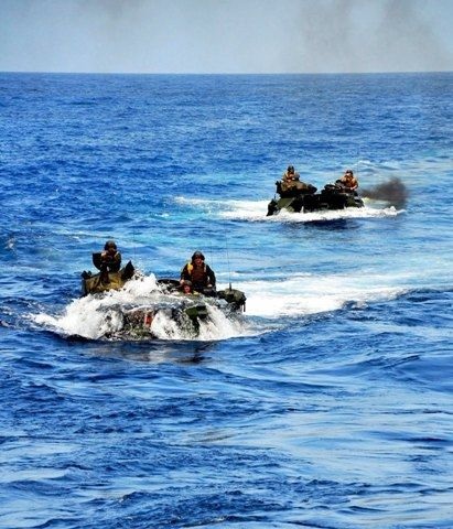 Bẻ gãy cuồng vọng "diều hâu" ở Biển Đông (kỳ II) - 12 Xe thiết giáp vượt biển đổ bộ.