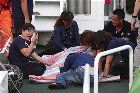 Những hình ảnh ấn tượng tuần qua - 6 3 phụ nữ Mỹ bị bắt cóc suốt 10 năm đã được cảnh sát giải cứu tại Cleveland, bang Ohio.