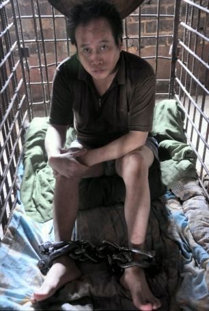 Sống trong lồng sắt suốt 11 năm