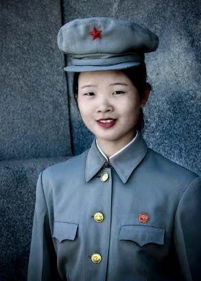 Nữ binh sĩ đẹp tự nhiên trong bộ quân phục.