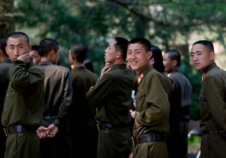 Một binh sĩ Triều Tiên sử dụng điện thoại di động.