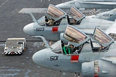 USS Nimitz áp chế cả 3 hạm đội Trung Quốc trên biển Đông - 2 Máy bay trinh sát – tác chiến điện tử EA-6B Prowler