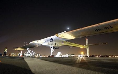 Solar Impulse trên đường băng tại California trước khi bắt đầu hành trình xuyên nước Mỹ.