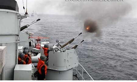 Học giả Mỹ: Trung Quốc chỉ là ‘kẻ bắt nạt xấu xí’ - 2 Hải quân Trung Quốc tập trận trên biển. Ảnh: Báo quân đội TQ.