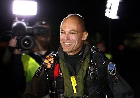 Phi công Bertrand Piccard điều khiển máy bay trong chặng đầu tiên.