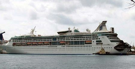 Con tàu được đưa vào cảng ở Freeport, Bahamas.