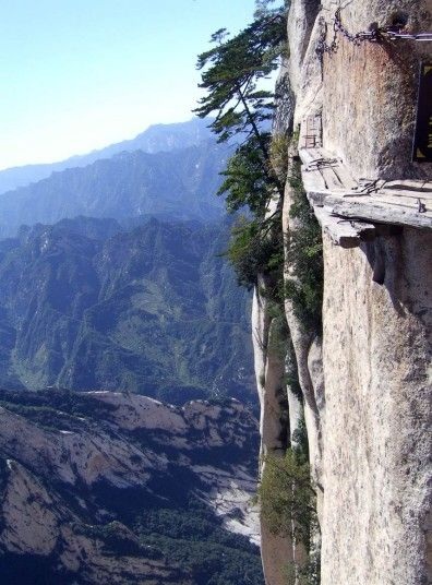 Thót tim cung đường chênh vênh trên vách đá - 3 Con đường này cao hàng nghìn mét so với mặt đất.