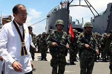 Toàn cảnh đối đầu Trung Quốc - Philippines ở Bãi Cỏ Mây - Trường Sa - 2 Tổng thống Aquino III thị sát lực lượng thủy quân lục chiến ngày 21.5 - Ảnh: AFP.