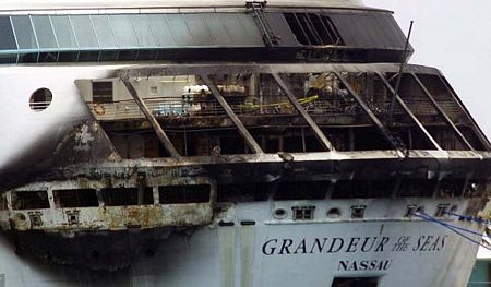 Grandeur of the Seas bị hư hại nặng ở phần đuôi.