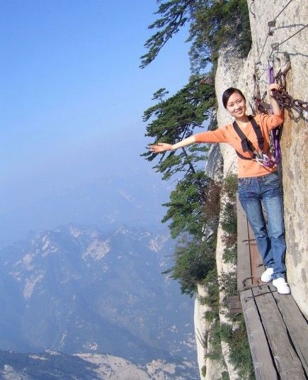 Thót tim cung đường chênh vênh trên vách đá - 5 Tuy nhiên, bất kỳ ai đặt chân lên con đường vô cùng nguy hiểm này cũng phải đeo thiết bị bảo hộ.