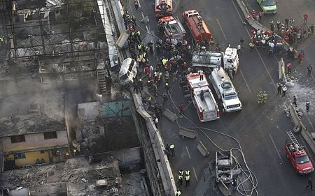 Những hình ảnh ấn tượng tuần qua - 10 Các học sinh Hàn Quốc đội ba lô lên đầu trong cuộc diễn tập ứng phó động đất tại Seoul.