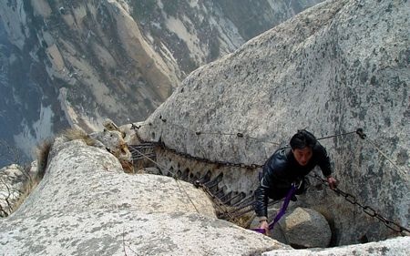 Thót tim cung đường chênh vênh trên vách đá - 7 Du khách phải rất dũng cảm mới dám đi qua con đường này.