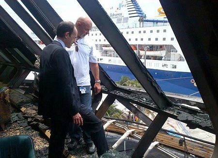 Các quan chức kiểm tra nơi xảy ra vụ cháy.