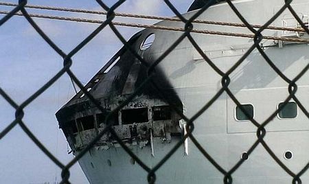 Con tàu được đưa vào cảng ở Freeport, Bahamas.