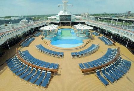 Bể bơi ngay trên tàu du lịch.