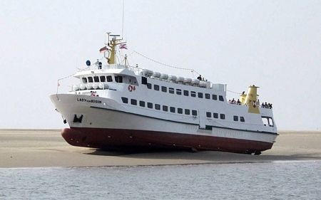 Những hình ảnh ấn tượng tuần qua - 14 Tàu du lịch Lady von Buesum an tọa trên một cãi cát ở Biển Bắc, Đức sau khi bị mắc cạn.