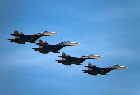 Nga sẽ xây thêm 100 căn cứ và sân bay quân sự - 1 Phi đội bay nhào lộn Russian Knights của Nga biểu diễn trong một sự kiện hồi tháng này.