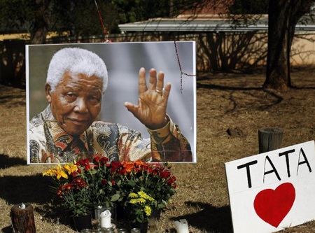 Tiết lộ ước nguyện chôn cất của Nelson Mandela - 1 Người dân Nam Phi đặt hoa cầu nguyện cho ông Mandela.