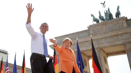 Obama kêu gọi Nga-Mỹ cắt giảm vũ khí hạt nhân - 1 Tổng thống Obama và Thủ tướng Đức tại cổng thành Brandenburg.