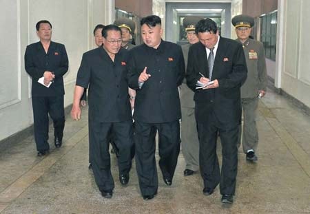 Triều Tiên doạ giết kẻ tung tin ông Kim Jong-un học tập Hitler - 1 Nhà lãnh đạo Kim Jong-un đi thăm một nhà máy ở tỉnh Bắc Phyongan.