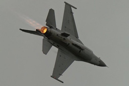 Mỹ điều tên lửa, máy bay chiến đấu tập trận sát Syria - 1 Một máy bay chiến đấu F-16 của Mỹ.