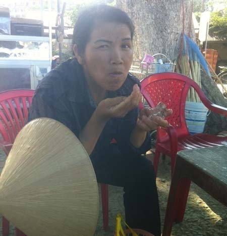 Người đàn bà ăn đá lạnh thay cơm - 1 Từ 2 năm nay chị Hà Thị Bảy ăn đá lạnh thay cơm.