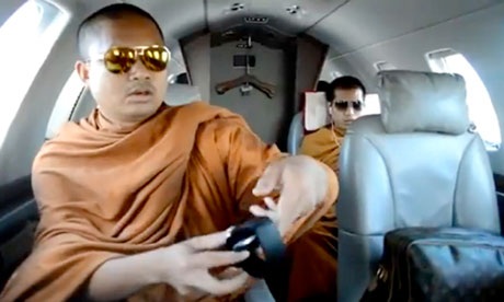 Nhà sư Thái bị chỉ trích vì đi máy bay riêng như thương gia - 1 Các nhà sư Thái Lan ngồi trên máy bay riêng.
