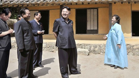 Vì sao Triều Tiên thường đưa ra các tuyên bố quan trọng vào ngày lễ? - 1 Nhà lãnh đạo Kim Jong-un thăm địa điểm cách mạng Yuphyong tại tỉnh Bắc Phyongan hôm 16/6.