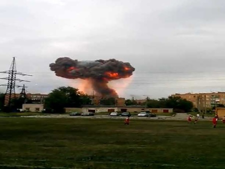 Putin triệu tập cuộc họp khẩn về vụ nổ kho đạn - 1 Lửa và khói đen bốc lên từ vụ nổ kho đạn tại Samara.