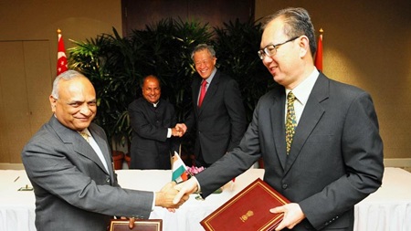 Giới chức quốc phòng Ấn Độ và Singapore trong lễ ký kết hôn 3/6.