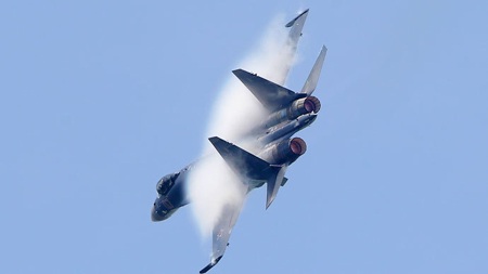 Su-35 trình diễn ấn tượng trên bầu trời Paris - 1 Su-35 trình diễn tại triển lãm hàng không Paris.