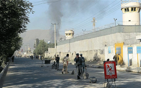 Khói bốc lên tại cổng dinh thủ tướng ở thủ đô Kabul.