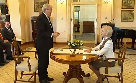 Ông Kevin Rudd tuyên thệ nhậm chức thủ tướng Australia - 1 Ông Rudd nhậm chức trước Toàn quyền Australia Quentin Bryce.