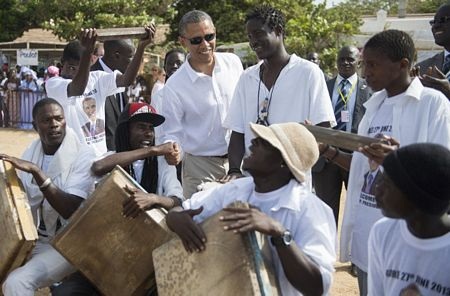 Obama đưa cả nhà thăm bảo tàng nô lệ ở châu Phi - 16 Gia đình Obama thăm Nhà Nô lệ ở châu Phi