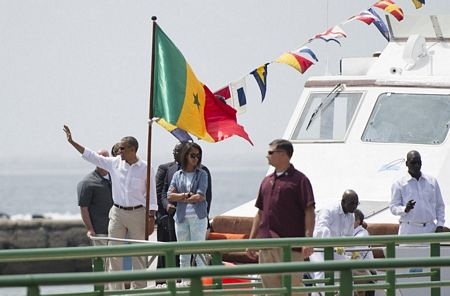 Obama đưa cả nhà thăm bảo tàng nô lệ ở châu Phi - 1 Gia đình Obama thăm Nhà Nô lệ ở châu Phi