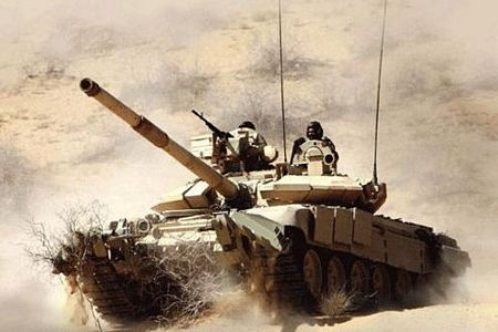 Tăng T-90S của quân đội Ấn Độ trên đường hành quân lên biên giới