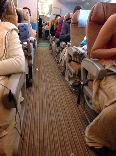 Máy bay Singapore ngổn ngang đồ đạc vì đụng vùng nhiễu loạn