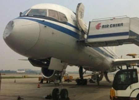 Máy bay Trung Quốc móp đầu sau cú va chạm bí ẩn trên không - 1 Chiếc máy bay chở khách bị lõm đầu đang nằm tại trường băng.