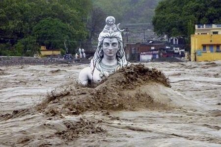 Một máy bay bay ngang qua mặt trăng trên bầu trời Hoboken, New Jersey, Mỹ.