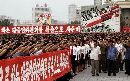 Người Triều Tiên hô các khẩu hiệu chống Mỹ trong cuộc tuần hành.