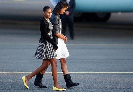 Hai cô con gái Malia và Sasha nhà Tổng thống Mỹ Barack Obama tháp tùng bố trong chuyến thăm Berlin.
