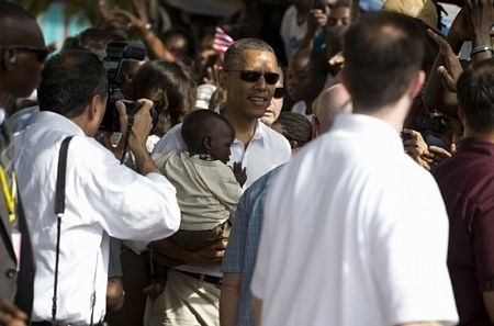 Obama đưa cả nhà thăm bảo tàng nô lệ ở châu Phi - 14 Gia đình Obama thăm Nhà Nô lệ ở châu Phi
