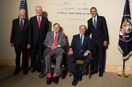 Người Mỹ đi tất lòe loẹt mừng sinh nhật Bush "cha" - 3 Người Mỹ đi tất lòe loẹt mừng sinh nhật Bush cha