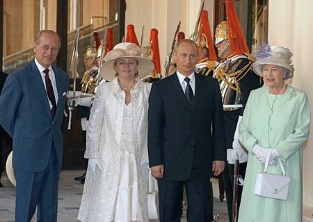 Vợ chồng Tổng thống Putin gặp vợ chồng Nữ hoàng Anh Elizabeth II tại London tháng 6/2003.