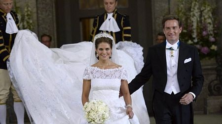 Madeleine mặc váy cưới ren tuyệt đẹp của nhà thiết kế Italia Valentino.