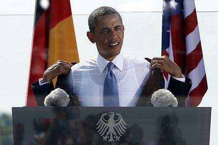 Hai cô con gái Malia và Sasha nhà Tổng thống Mỹ Barack Obama tháp tùng bố trong chuyến thăm Berlin.