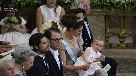 Các thành viên hoàng gia Thụy Điển ngồi ở hàng ghế đầu trong đám cưới của Công chúa Madeleine.