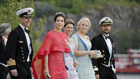 Các thành viên hoàng gia Đan Mạch và Na Uy tới Stockholm dự lễ cưới.